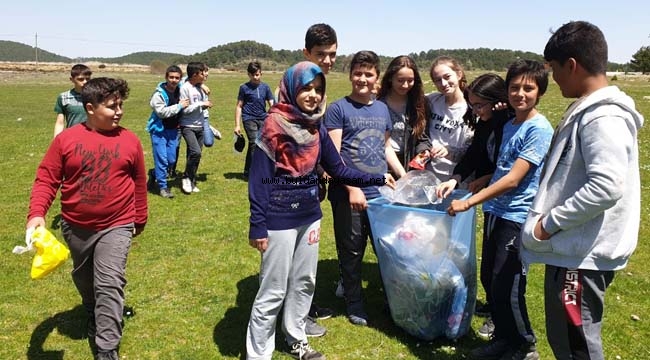 YAYLA GÖLÜ ÇEVRESİNİ ÖĞRENCİLER TEMİZLEDİ