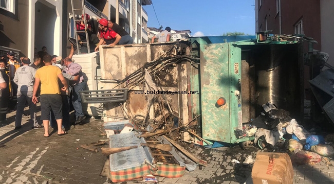 ÇÖP KAMYONU DEVRİLDİ, BİR YARALI