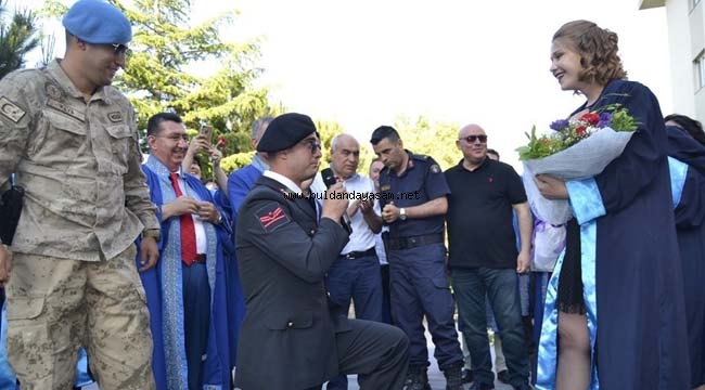 MEZUNİYET TÖRENİNDE EVLİLİK TEKLİFİ