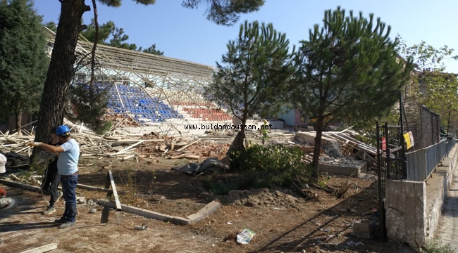 KAPALI SPOR SALONU YIKILDI