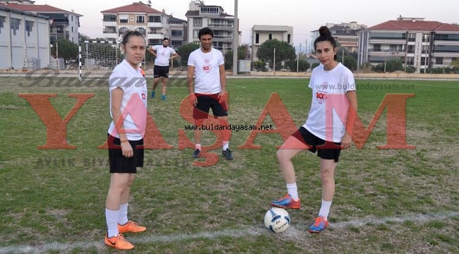 FUTBOLA KADIN AYAĞI DEĞDİ
