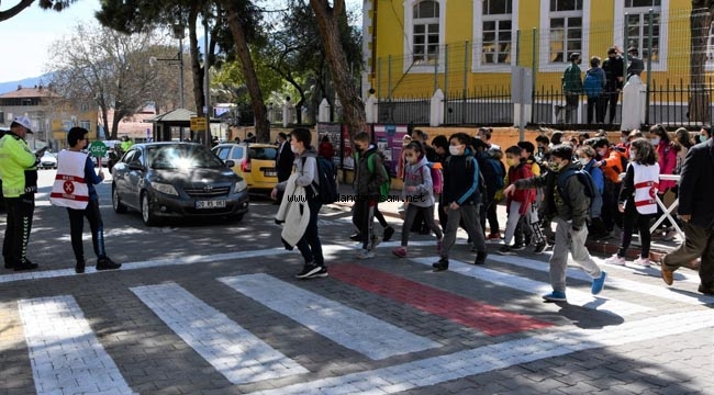 "KIRMIZI ÇİZGİMİZ YAYA ÖNCELİĞİ"