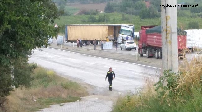 DORSESİ DEVRİLEN TIR TRAFİĞİ KAPATTI