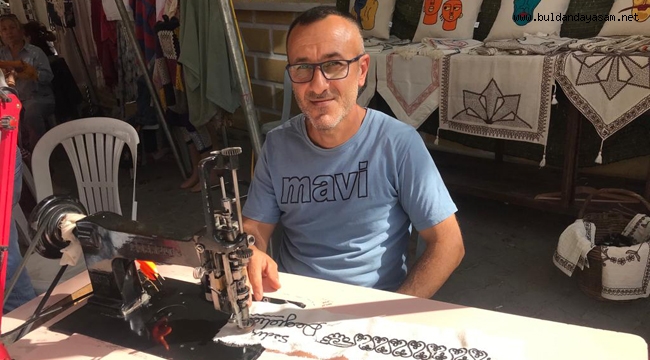 148 YILLIK MAKİNASIYLA SANATINI İCRA EDİYOR