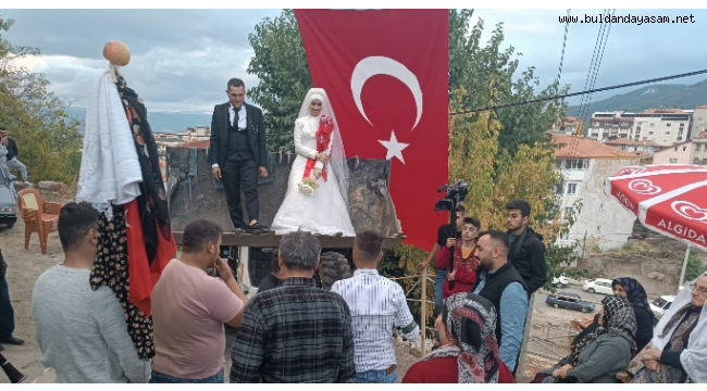 GELİNİ KEPÇEYLE GETİRDİ