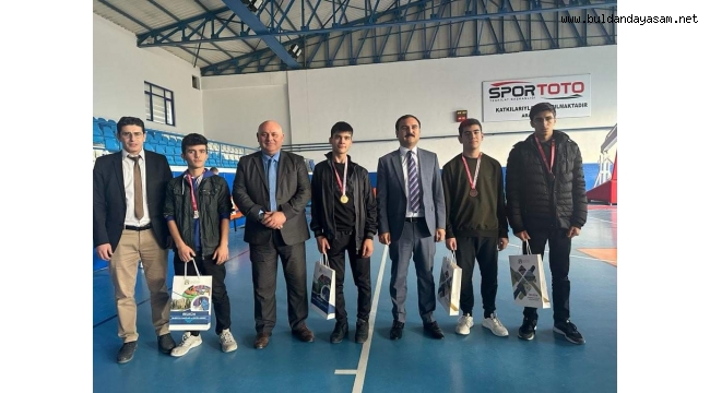 SATRANÇ ŞAMPİYONLARI MADALYALARINI ALDI.