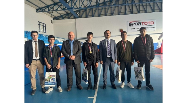 Satranç şampiyonları madalyalarını aldı.
