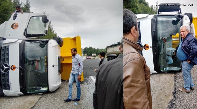 MEYALEDEKİ KAZADA KARAYOLLARINA AİT KAMYON DEVRİLDİ