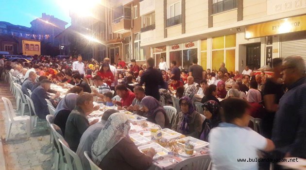 AK PARTİ İFTARINA YOĞUN İLGİ