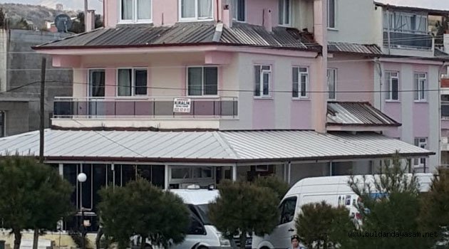 AYRI YAŞADIĞI EŞİNİN BOĞAZINI KESTİ