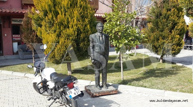 “BEHÇET UZ’UN HEYKELİ BEHÇET UZ CADDESİNE YAKIŞIR.”