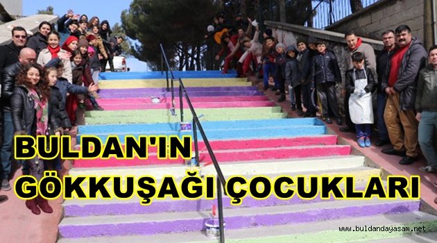 BULDANLI ÇOCUKLAR MERDİVENLERİ GÖKKUŞAĞINA ÇEVİRDİ.