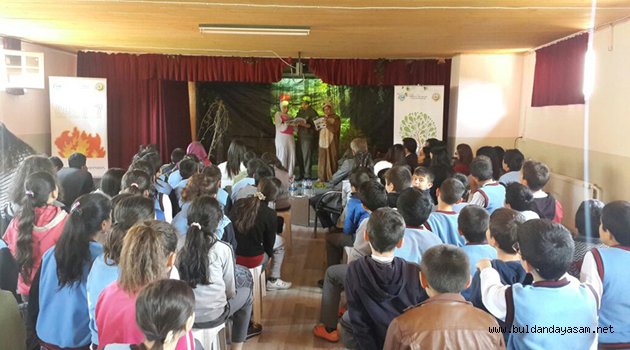 ÇOCUKLARA ORMAN SEVGİSİNİ VEREN TİYATRO GÖSTERİSİ