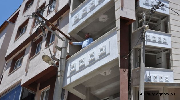 ELEKTRİK DİREĞİ KALDIRILMAYI BEKLİYOR.