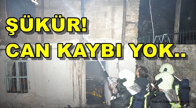 KÜÇÜK VAKIF YOLUNDA İKİ EV KÜL OLDU.
