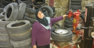 KADINLAR ERKEK ELİNE BAKMASINLAR