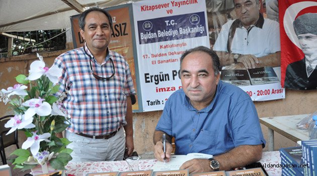 YAZAR ERGUN POYRAZ KİTAPLARINI İMZALADI.
