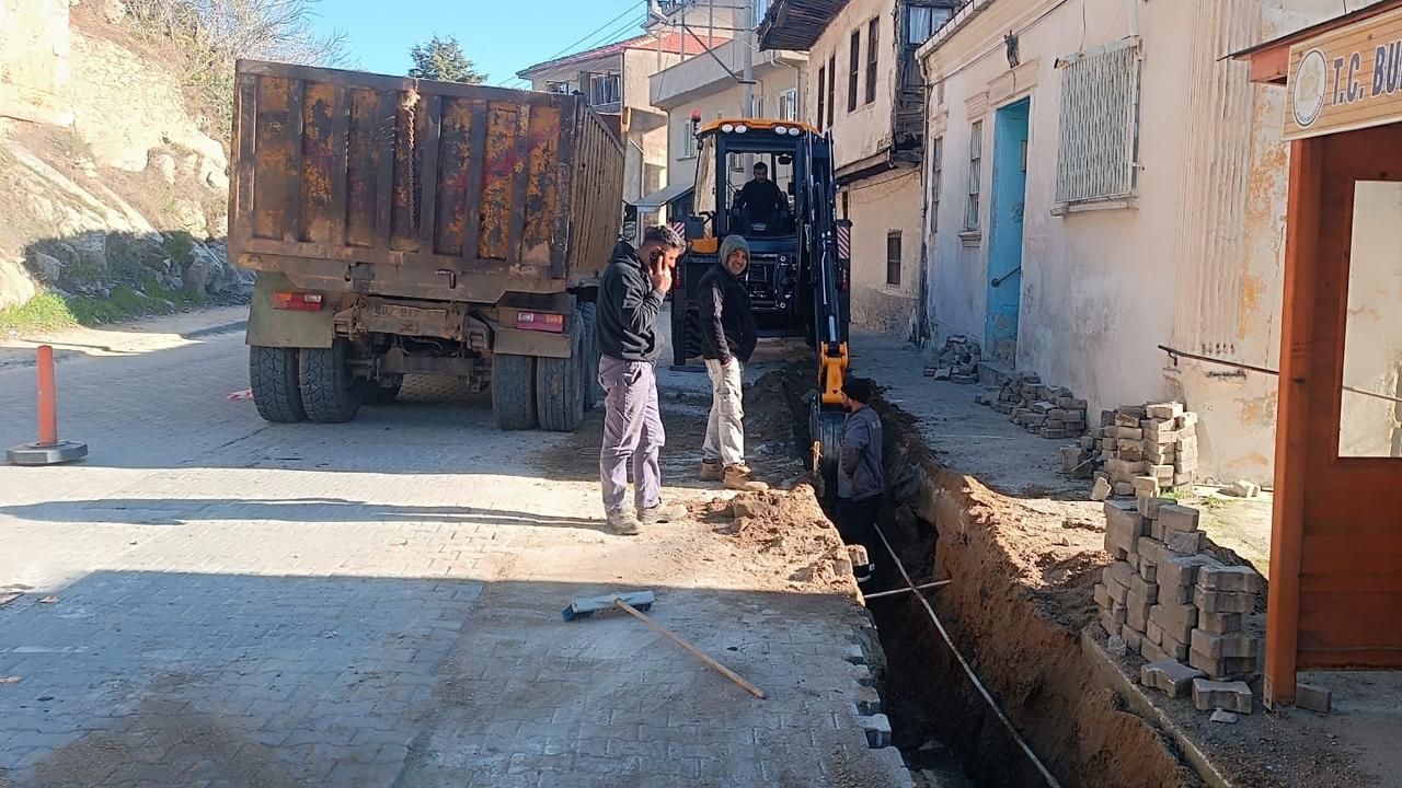 ELEKTRİK KABLOLARI YER ALTINA ALINIYOR