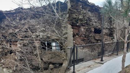 KORUMA ALTINDAKİ EVİN DUVARI YIKILDI