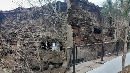 KORUMA ALTINDAKİ EVİN DUVARI YIKILDI