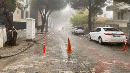 YAĞIŞLARDAN DOLAYI ÇÖKEN YOL TRAFİĞE KAPATILDI