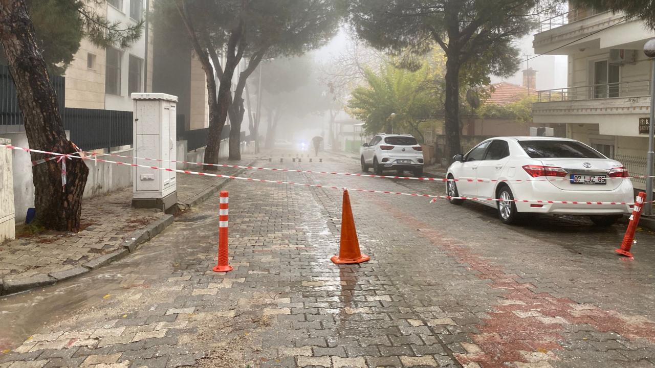 YAĞIŞLARDAN DOLAYI ÇÖKEN YOL TRAFİĞE KAPATILDI