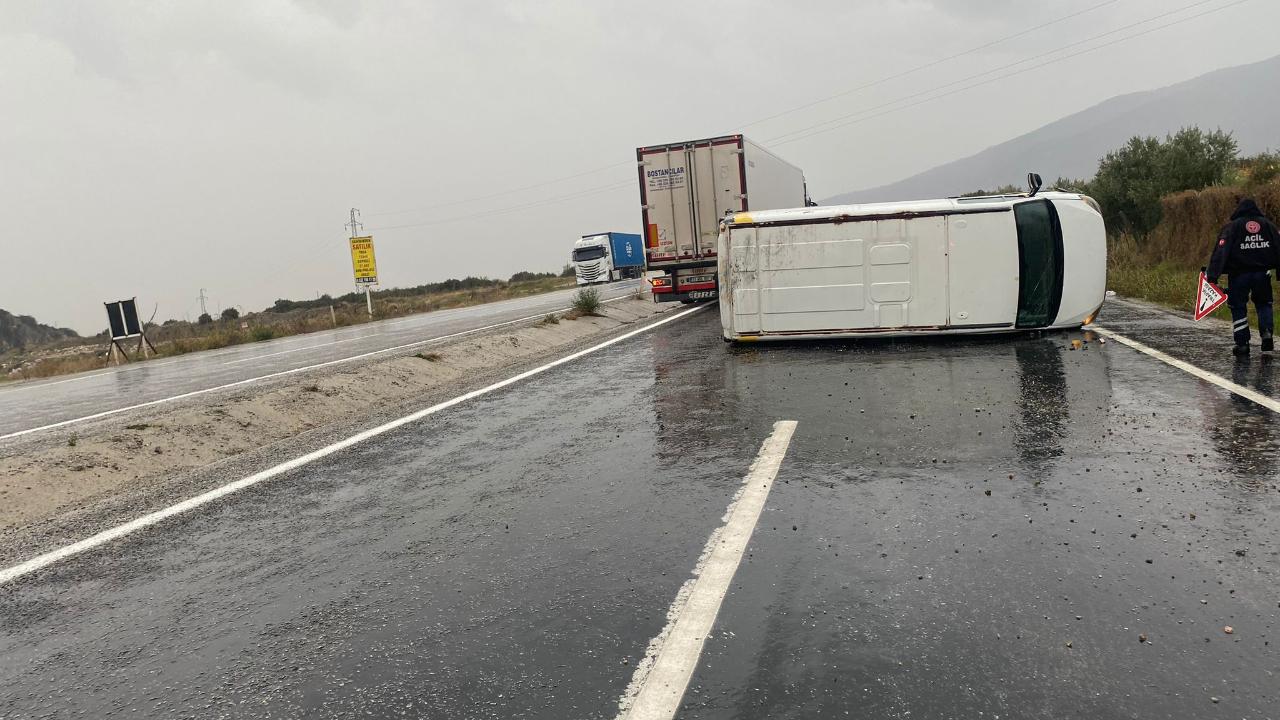 YENİCEKENT YOLUNDA TIR DEVRİLDİ, 1 YARALI