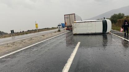 YENİCEKENT YOLUNDA TIR DEVRİLDİ, 1 YARALI