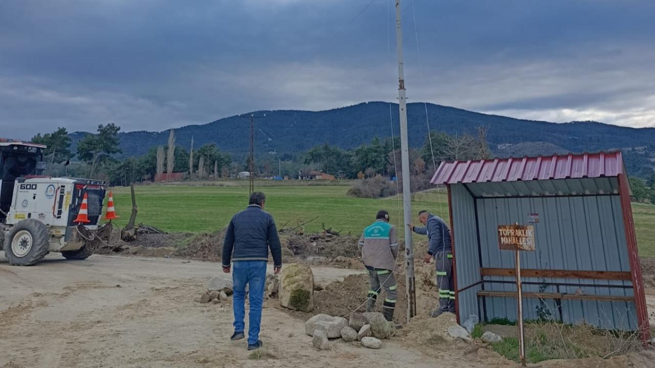 BAYRAK İPİNİ DE ÇAL DOLAR...