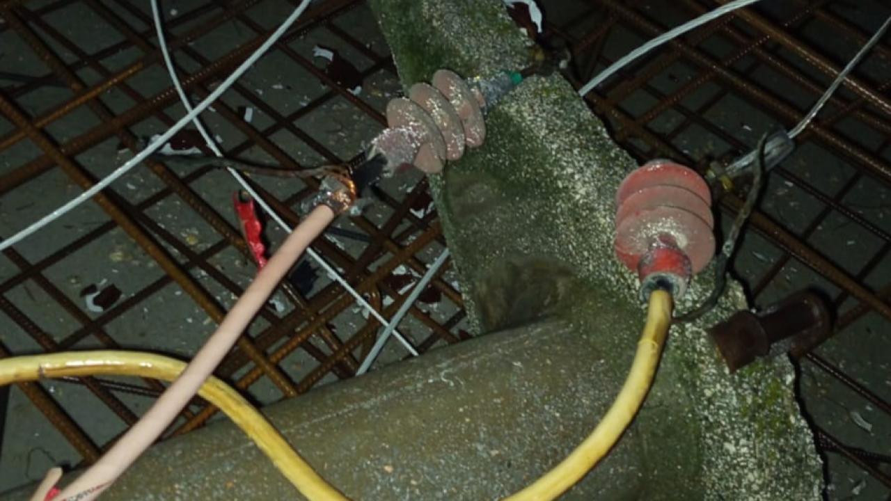 ELEKTRİK DİREĞİ DEVRİLDİ