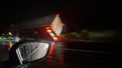 KAYGAN YOLDA TIR DEVRİLDİ