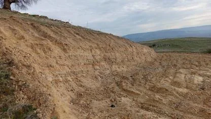 MEZARARDI’NDA KAÇAK KAZIYA SUÇÜSTÜ