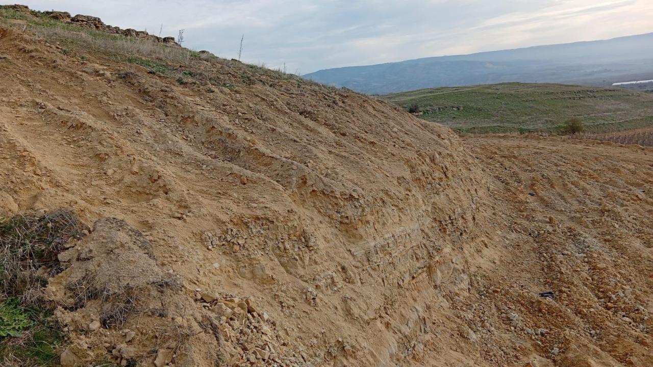 MEZARARDI’NDA KAÇAK KAZIYA SUÇÜSTÜ