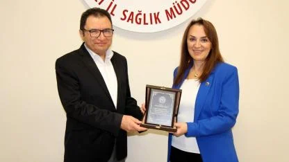 UZ. DR. HAMDİ TOPÇU’YA PLAKET