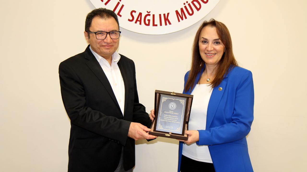 UZ. DR. HAMDİ TOPÇU’YA PLAKET
