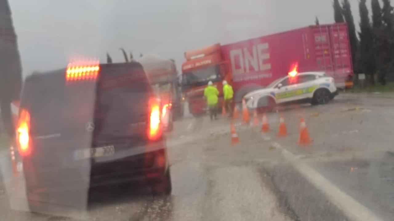 AYNI YERDE GENE TİR KAZASI