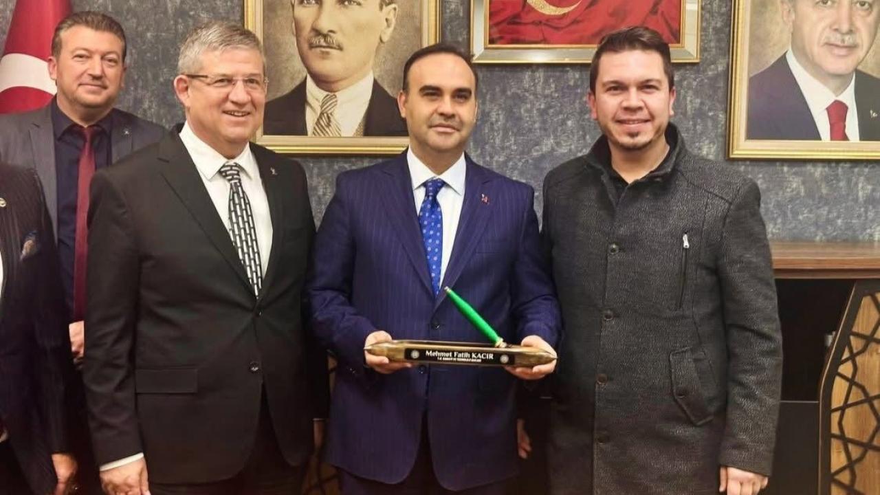 BAKAN KACIR’A MEKİK HEDİYE EDİLDİ