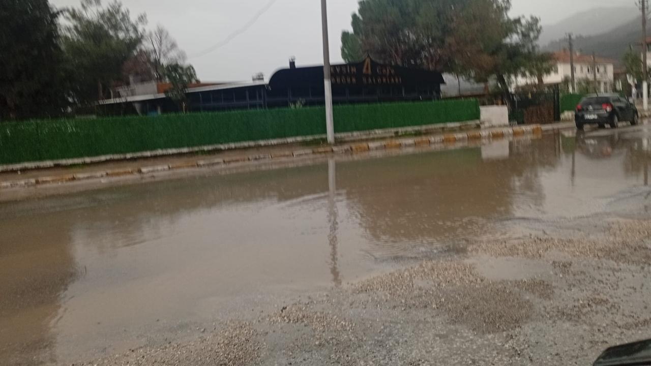 SON YAĞMURLAR İLÇENİN BAZI BÖLGELERİNİ GÖLE ÇEVİRDİ