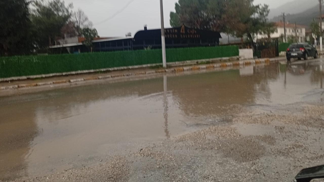 SON YAĞMURLAR İLÇENİN BAZI BÖLGELERİNİ GÖLE ÇEVİRDİ