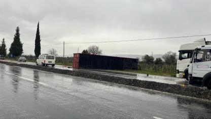 TIR DORSESİ YOLA SAVRULDU