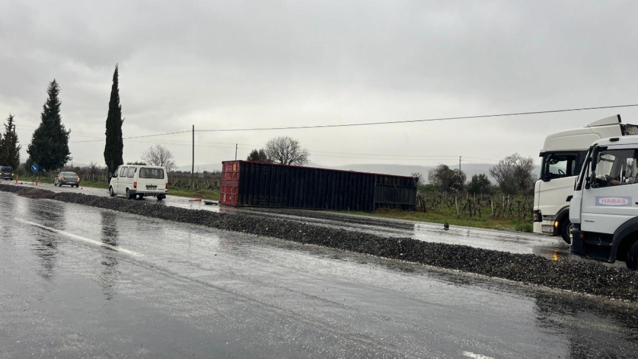 TIR DORSESİ YOLA SAVRULDU