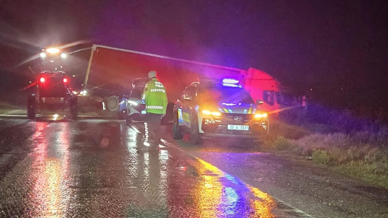 TIR ŞARAMPOLE UÇTU