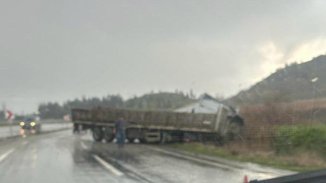 TIR ÜZÜM BAĞINA GİRDİ