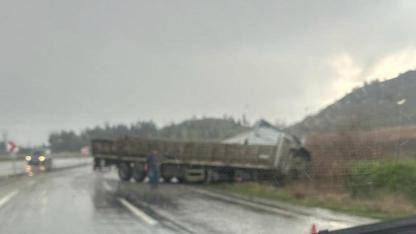 TIR ÜZÜM BAĞINA GİRDİ