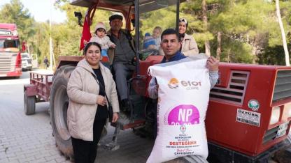 BÜYÜKŞEHİR BELEDİYE 1124 ÜRETİCİYE GÜBRE DAĞITTI