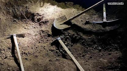 MEZARLIKTA KAÇAK KAZICILAR SUÇ ÜSTÜ YAKALANDI