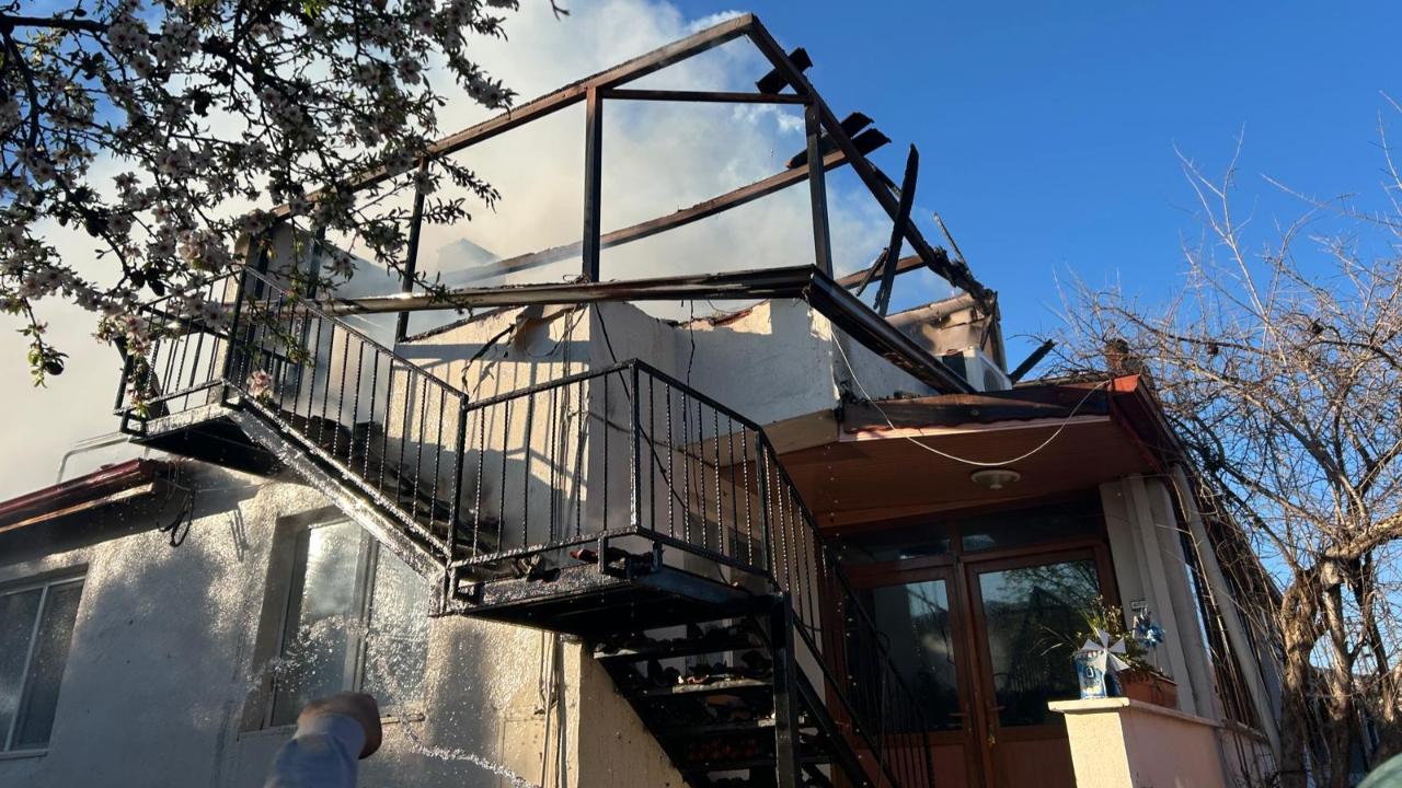 YENİCEKENT’TE EVİN ÇATISI TAMAMEN YANDI