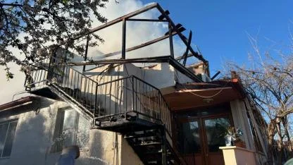 YENİCEKENT’TE EVİN ÇATISI TAMAMEN YANDI