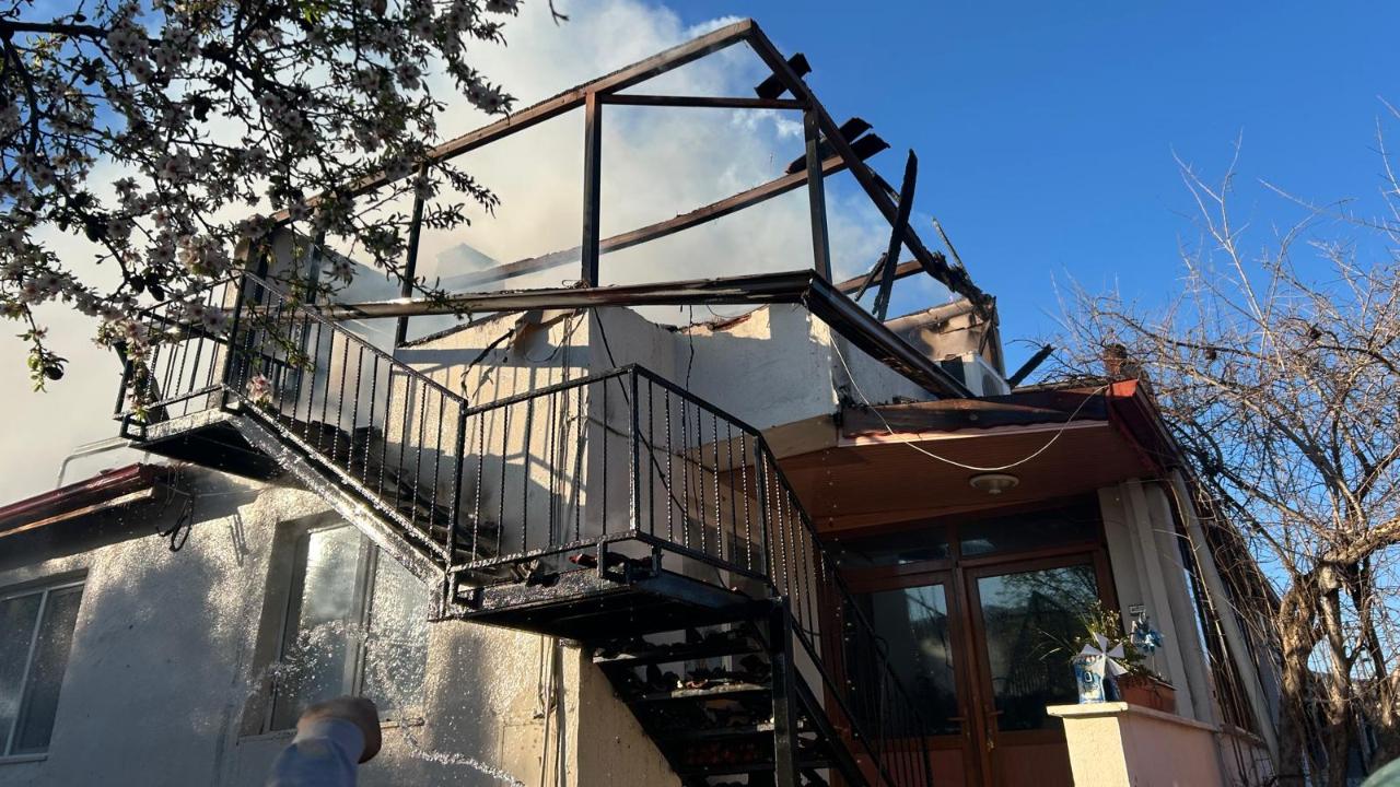 YENİCEKENT’TE EVİN ÇATISI TAMAMEN YANDI